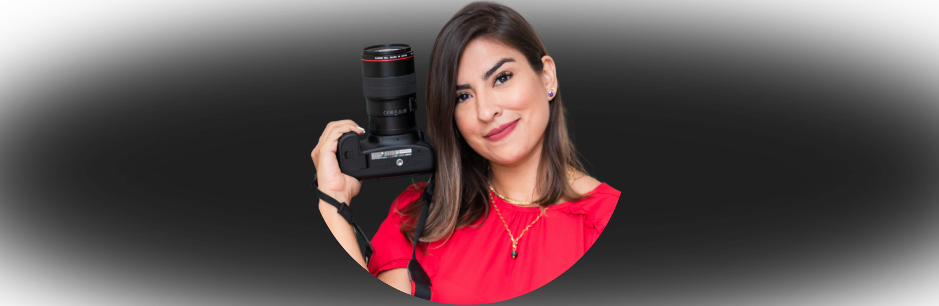 Foto da Lorena moura segurando uma camera